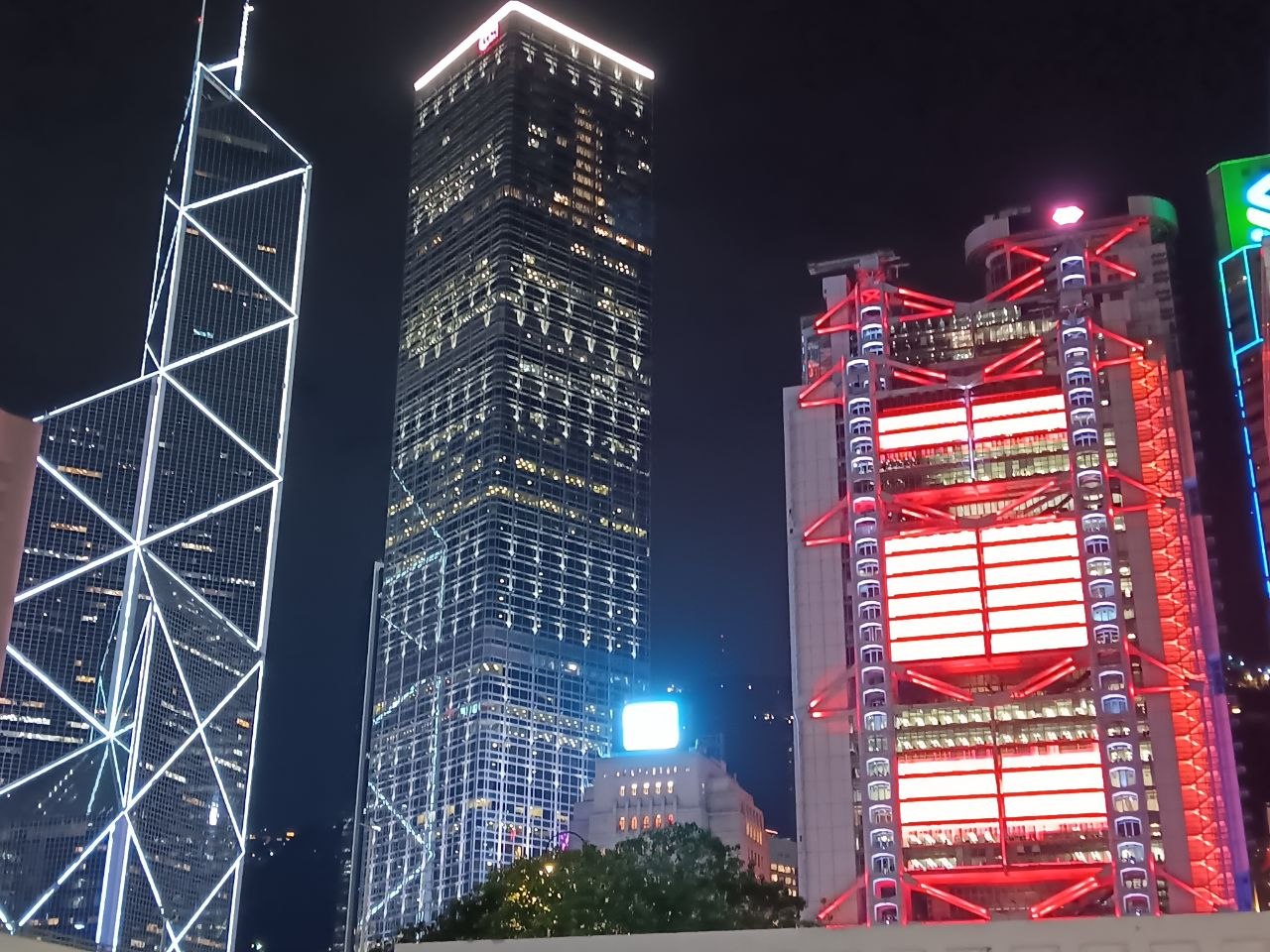 Hongkongs Finanzzentrum bei Nacht mit markanten Hochhäusern in Central