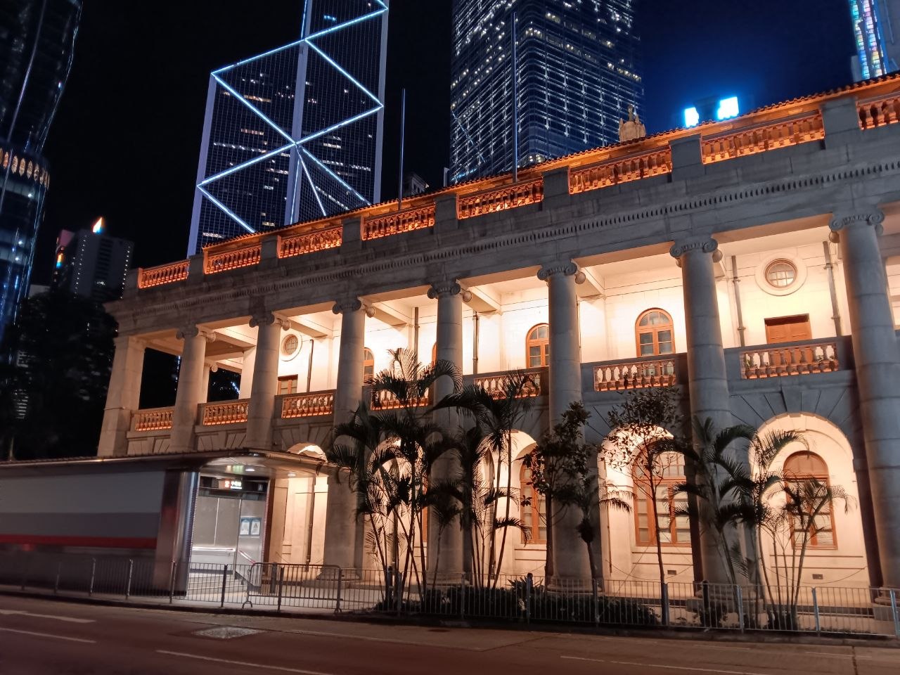 Court of Final Appeal Building in Central mit Bank of China Tower im Hintergrund