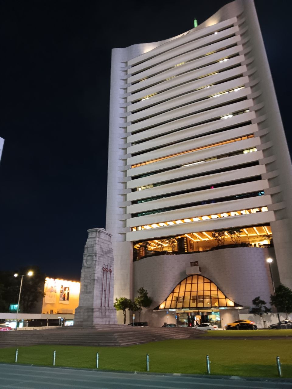 Hong Kong Club Building und Cenotaph in Central bei Nacht