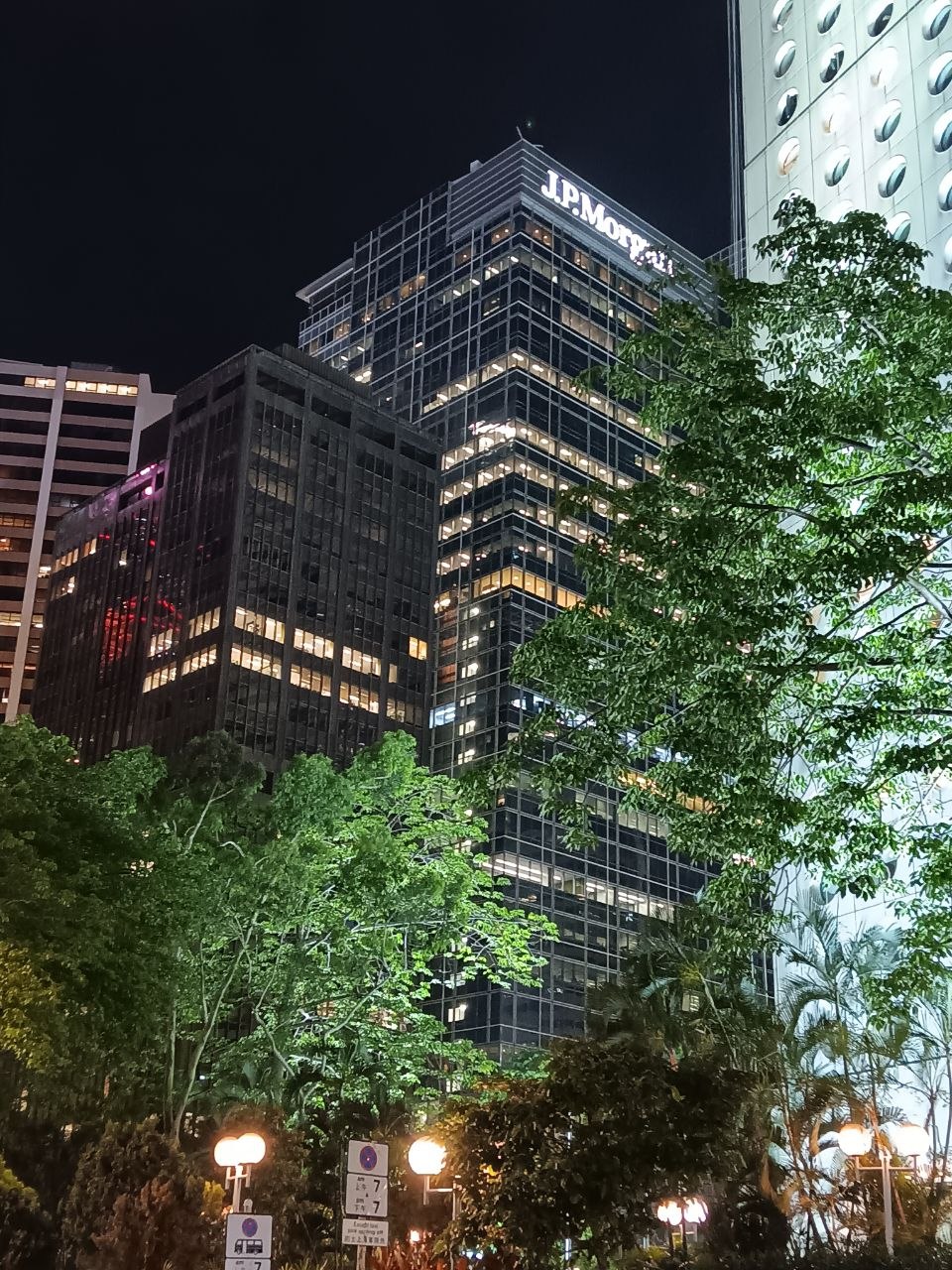 Nächtliche Hochhausarchitektur im Finanzdistrikt von Hongkong