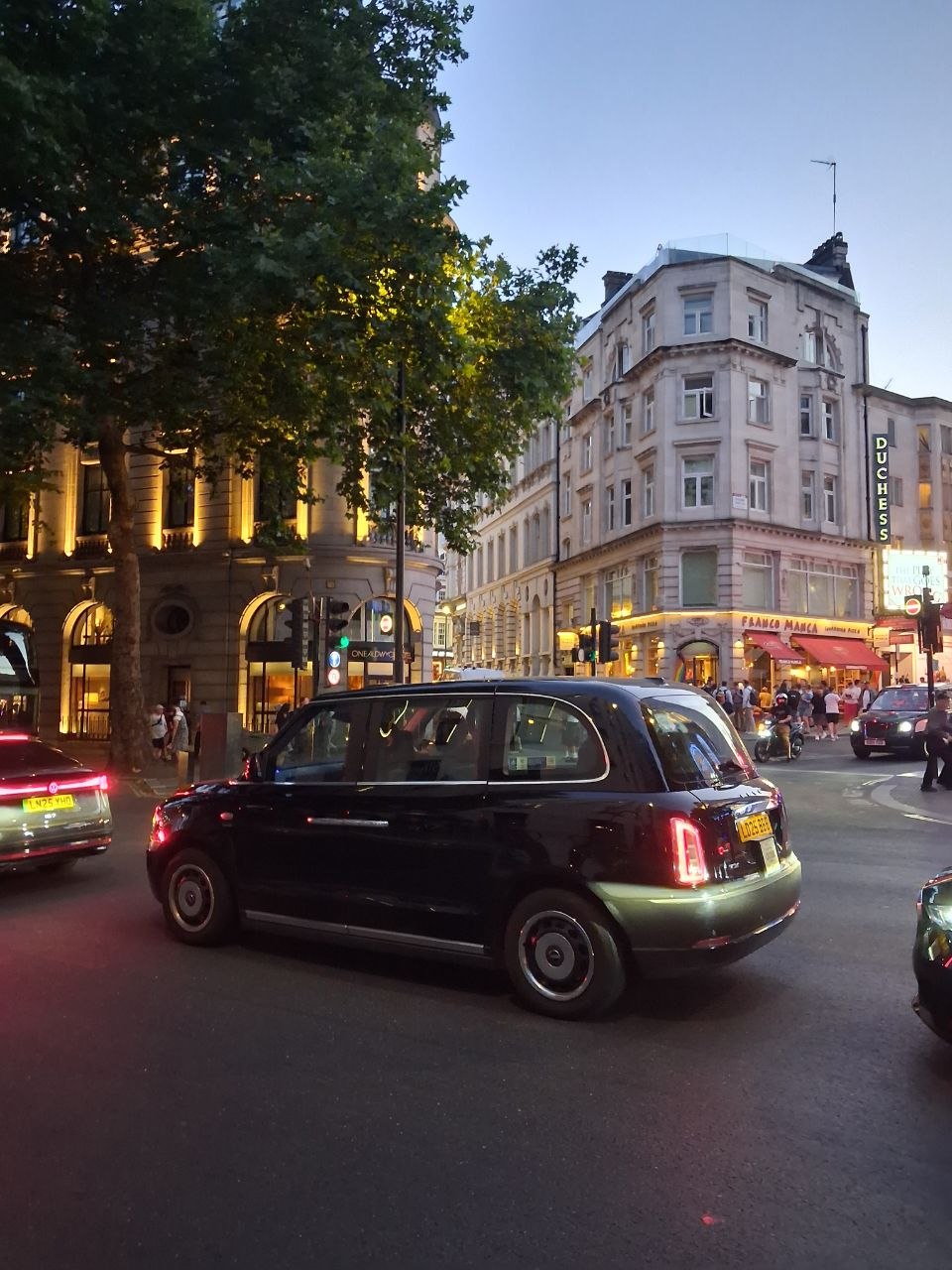 Londoner Straßenszene am Abend während der London Data Week 2026