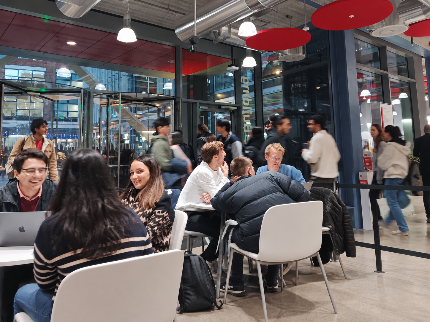 Innenbereich der London School of Economics mit Teilnehmern und Studierenden