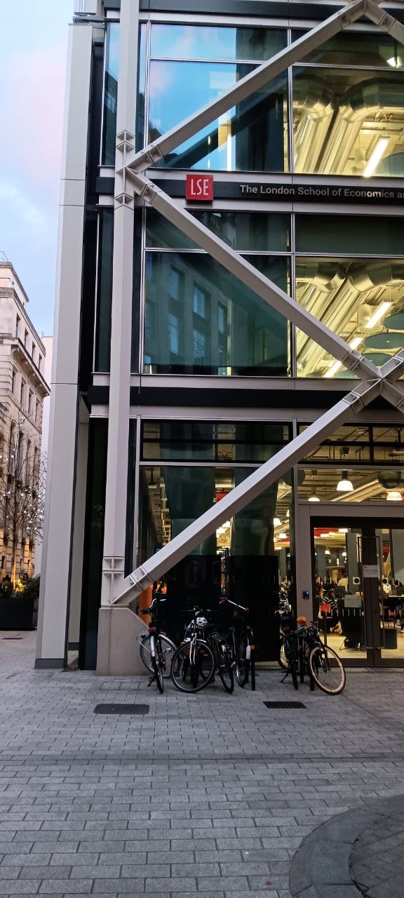 Gebäude der London School of Economics mit sichtbarem LSE-Schriftzug