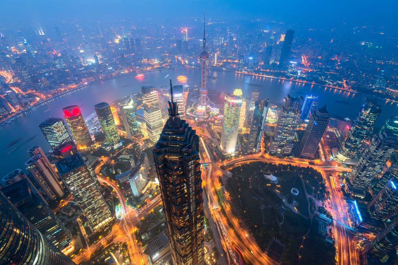 Nächtlicher Blick über die Skyline von Shanghai