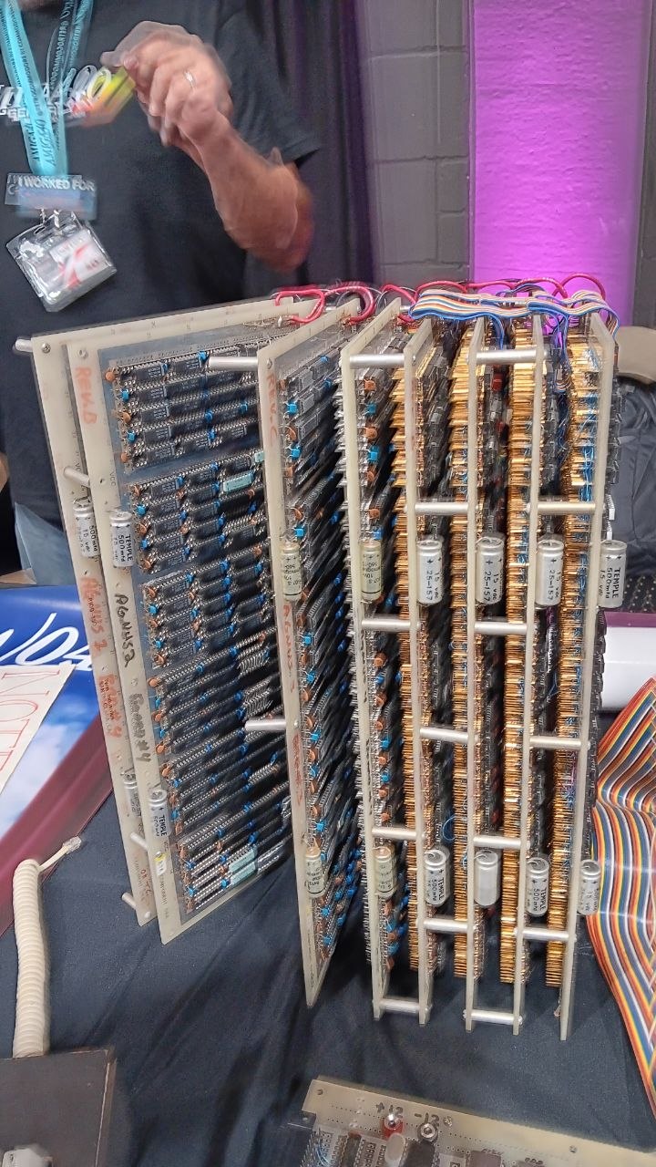 Mehrere große Platinen des frühen Amiga-Prototyps Lorraine mit sichtbaren Bauteilen und Verkabelung