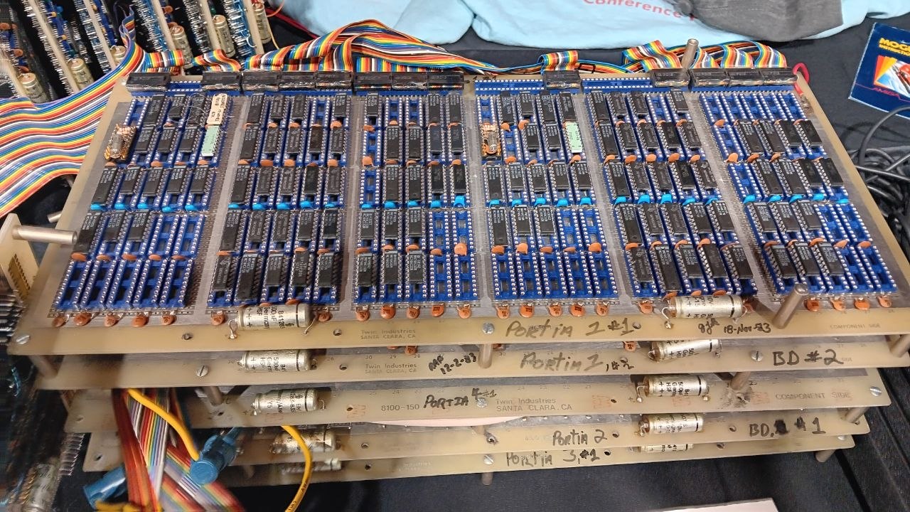 Gestapelte Platinen mit integrierten Schaltkreisen aus der frühen Amiga-Entwicklung