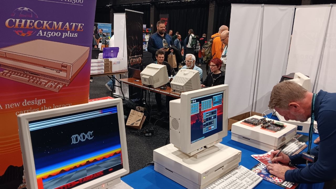 Ausstellungsbereich der Amiga40 mit klassischen Computern und Checkmate A1500 plus